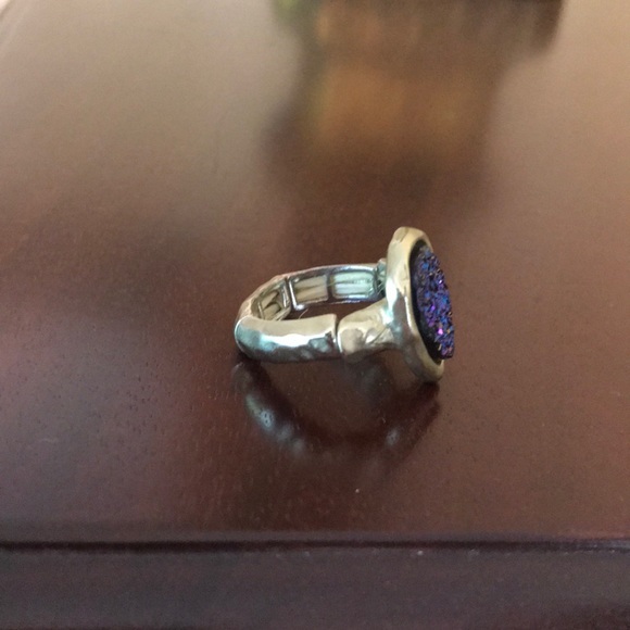 Teardrop shaped ring with stretchy band - Picture 2 of 4